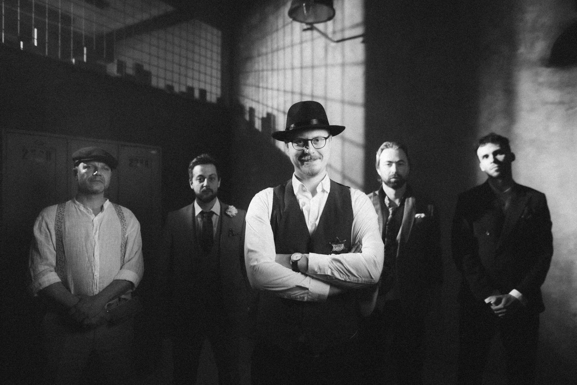 Scéna z prohibiční simulace Blackwood Manor Affairs — interakce postav