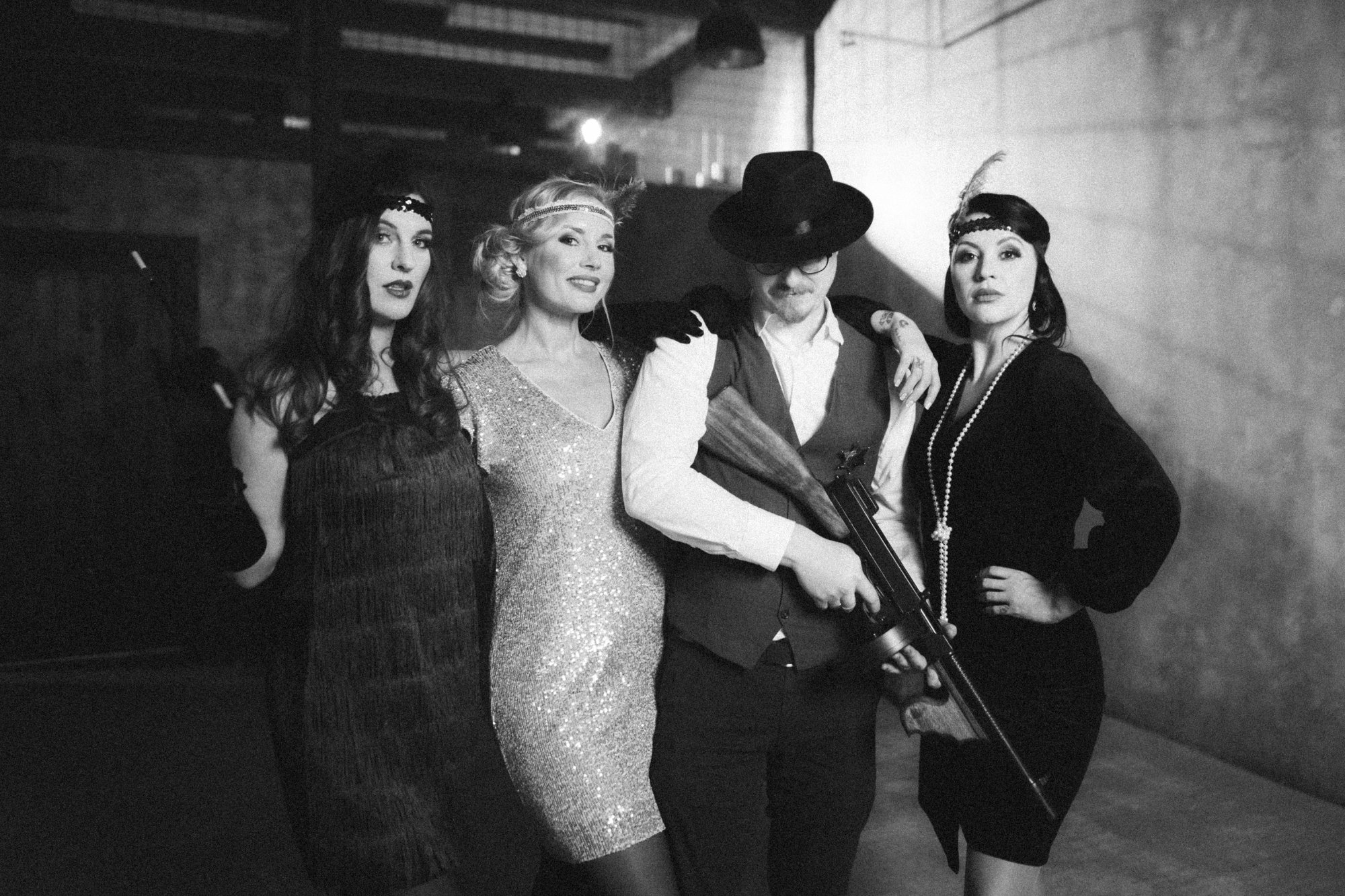 Hráči v rolích postav americké prohibice během simulace BMA